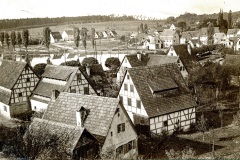 03_9-Dorf-Schnaittach-mit-Weiher-und-beginnender-Ortsrandbebauung-vom-Siechenberg-aus-um-1923