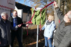 Brueckner-Pitterlein-Bauer-und-Junga-v.l.-enthuellen-die-Stationstafel-des-Liederwegs-beim-Badsaal
