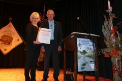 Uebergabe-der-Urkunde zum Jubiläum